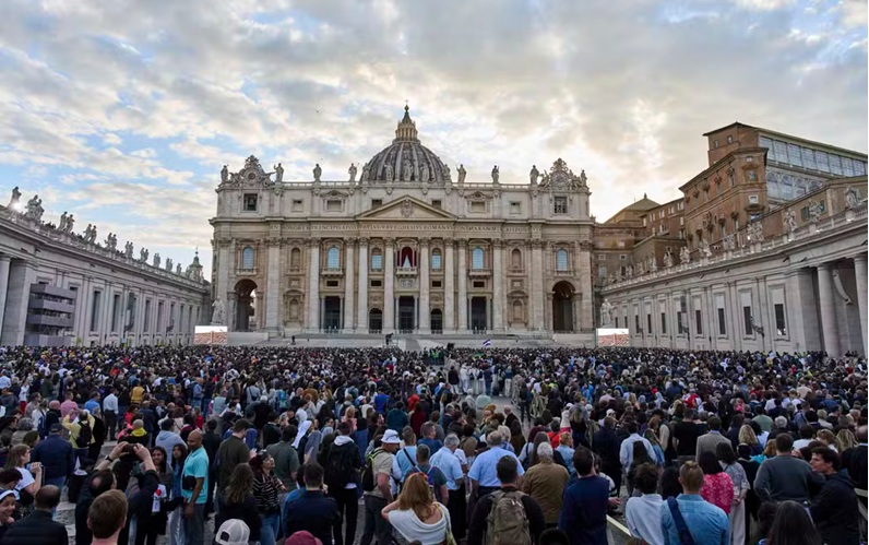 Fiéis aguardam resultado da eleição do novo papa na Praça de São Pedro, no Vaticano — Foto: AP Foto/Bernat Armangue