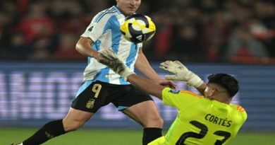 Julián Álvarez finaliza para marcar para a Argentina contra o Chile nas Eliminatórias Imagem: RODRIGO ARANGUA/AFP
