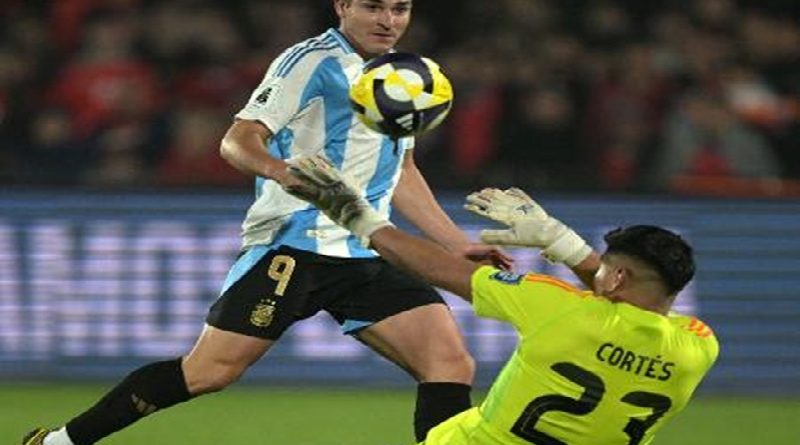 Julián Álvarez finaliza para marcar para a Argentina contra o Chile nas Eliminatórias Imagem: RODRIGO ARANGUA/AFP