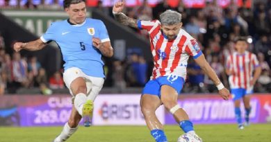 Julio Enciso finaliza em duelo entre Paraguai e Uruguai pelas Eliminatórias para a Copa do Mundo de 2026 (Foto: DANIEL DUARTE / AFP)