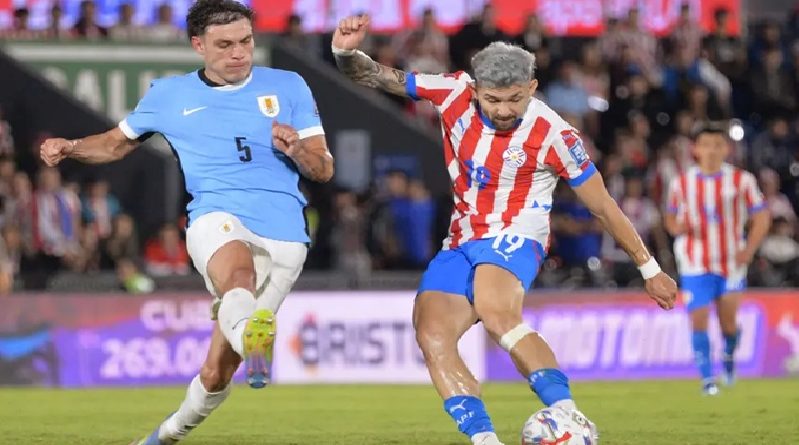 Julio Enciso finaliza em duelo entre Paraguai e Uruguai pelas Eliminatórias para a Copa do Mundo de 2026 (Foto: DANIEL DUARTE / AFP)