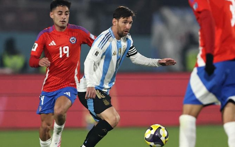Messi em ação durante Chile x Argentina, jogo das Eliminatórias Imagem: Javier TORRES / AFP Lances importantes e gols