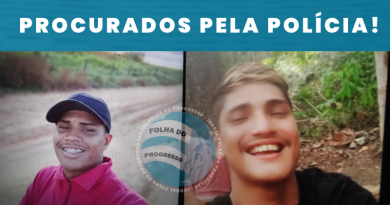 Mikael Souza, de pele morena e vestindo camiseta vermelha. O outro, de pele clara e camisa preta, possui uma cicatriz de tiro no braço