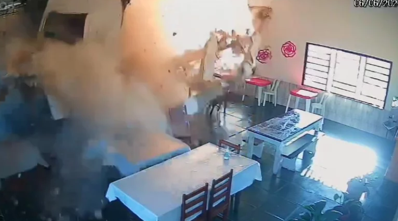 carreta desgovernada invade restaurante no mt