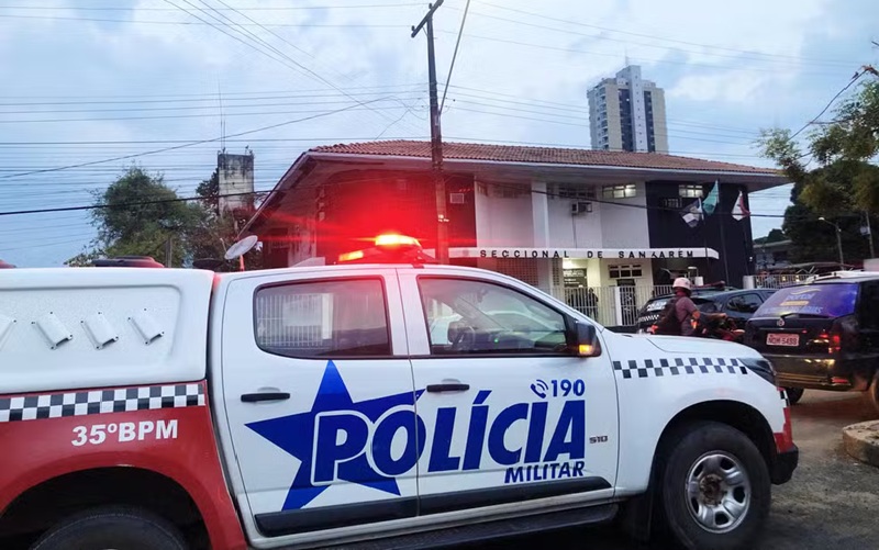 Mulher que atirou no marido policial foi apresentada na 16ª Seccional de Polícia Civil em Santarém — (Foto: Kamila Andrade/g1)