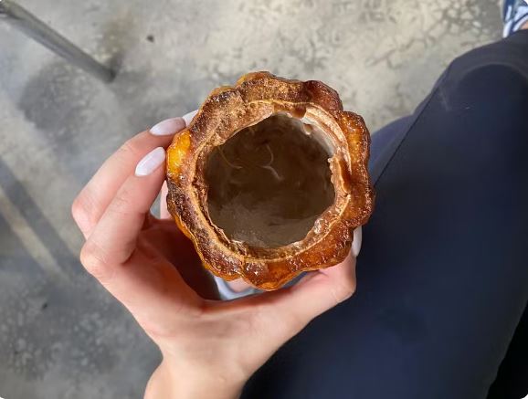 Néctar do cacau deve ser consumido dentro de 12 horas, porque depois pode ganhar alto teor alcoólico por conta do processo natural de fermentação da bebida, segundo a Xipaya. — Foto: Juliana Bessa / g1