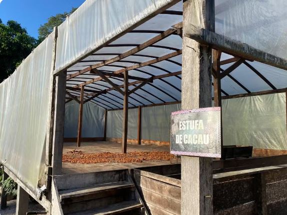 Estufa de cacau na Jericoá 2, onde as sementes passam pela secagem. Este é o terceiro passo do beneficiamento das sementes, que começa com a retirada dos frutos ao armazenamento. O processo todo, de acordo com Katyana, leva, em média, 15 dias. — Foto: Juliana Bessa / g1