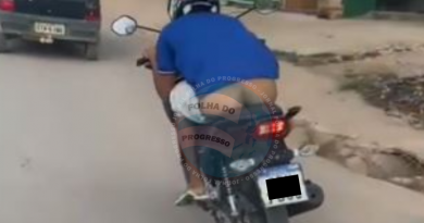 homem com bunda de fora