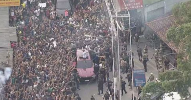 Poze sobe no carro após ser solto — Foto: Reprodução/TV Globo