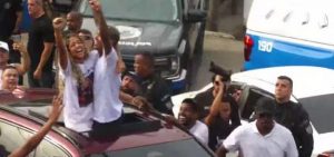 Poze e Vivi Noronha comemoram após saída de Poze do presídio — Foto: Reprodução