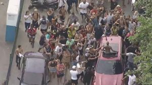 Poze comemora a saída do presídio — Foto: Reprodução/TV Globo