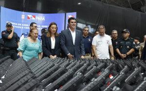 Entre os itens entregues estão 4.400 pistolas do tipo Beretta, 4 mil coletes balísticos, e ainda, mil rádios transceptores. Fotos: Irene Almeida