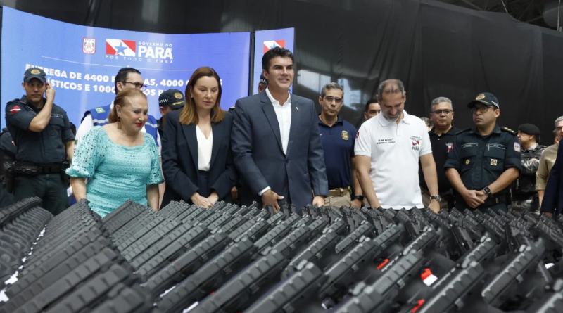 Entre os itens entregues estão 4.400 pistolas do tipo Beretta, 4 mil coletes balísticos, e ainda, mil rádios transceptores. Fotos: Irene Almeida