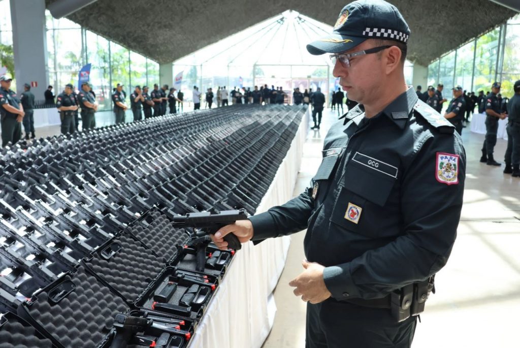 Entre os itens entregues estão 4.400 pistolas do tipo Beretta, 4 mil coletes balísticos, e ainda, mil rádios transceptores. Fotos: Irene Almeida