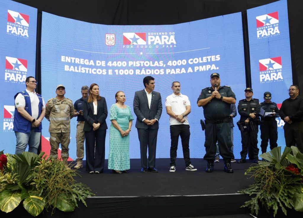Entre os itens entregues estão 4.400 pistolas do tipo Beretta, 4 mil coletes balísticos, e ainda, mil rádios transceptores. Fotos: Irene Almeida