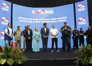 Entre os itens entregues estão 4.400 pistolas do tipo Beretta, 4 mil coletes balísticos, e ainda, mil rádios transceptores. Fotos: Irene Almeida