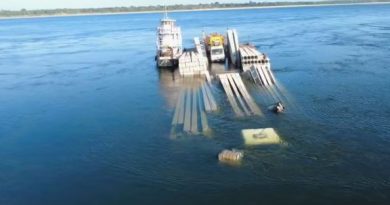 barco afunda com postes