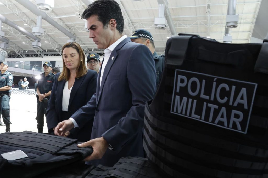 Entre os itens entregues estão 4.400 pistolas do tipo Beretta, 4 mil coletes balísticos, e ainda, mil rádios transceptores. Fotos: Irene Almeida