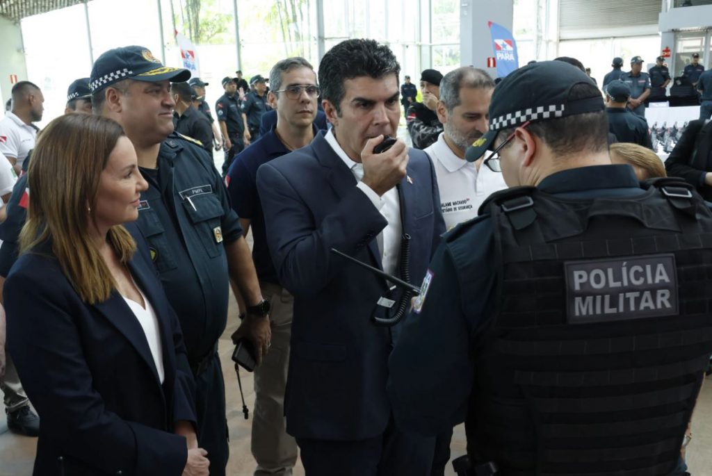 Entre os itens entregues estão 4.400 pistolas do tipo Beretta, 4 mil coletes balísticos, e ainda, mil rádios transceptores. Fotos: Irene Almeida
