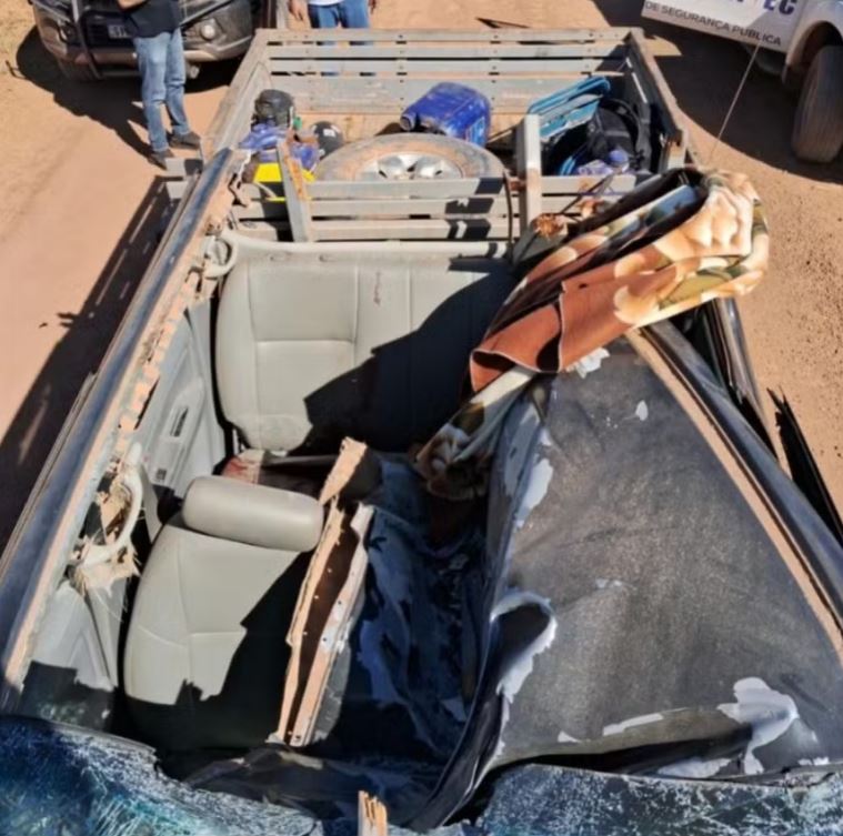 Acidente destruiu o teto da caminhonete — Foto: Polícia Civil de Mato Grosso