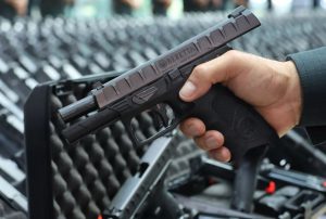 Entre os itens entregues estão 4.400 pistolas do tipo Beretta, 4 mil coletes balísticos, e ainda, mil rádios transceptores. Fotos: Irene Almeida