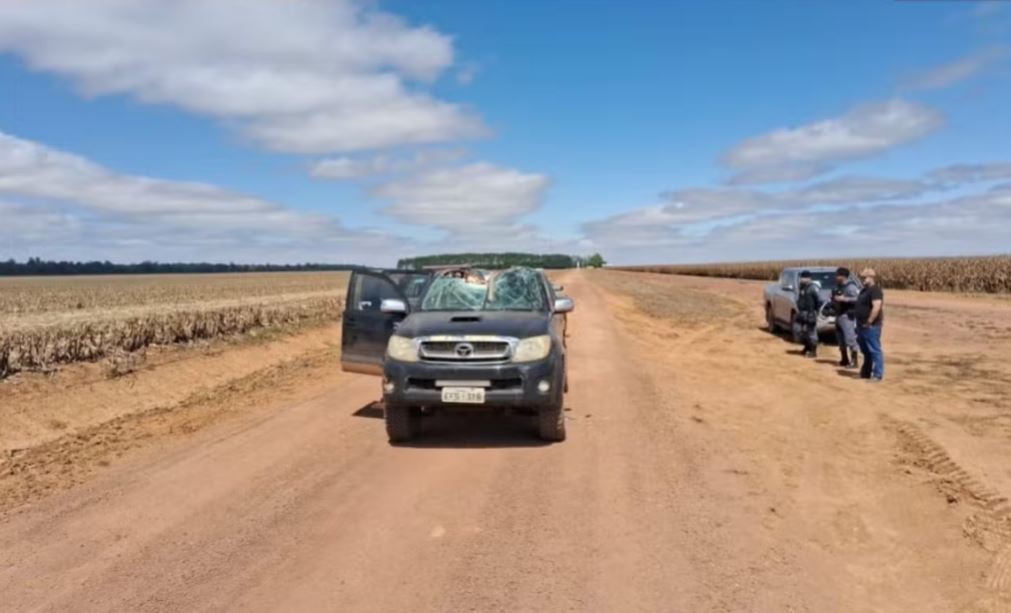 Caminhonete atingida, com o vidro quebrado parado no meio da estrada — Foto: Polícia Civil de Mato Grosso