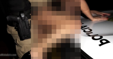 Policial militar realizou o ato com a arma na cintura (Reprodução / Band B)