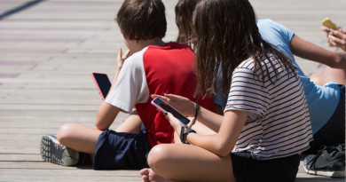 crianças no celular imagem iluatrativa