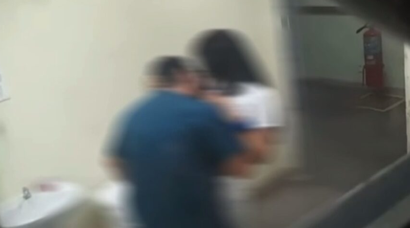 medico e estagiaria em ato sexual