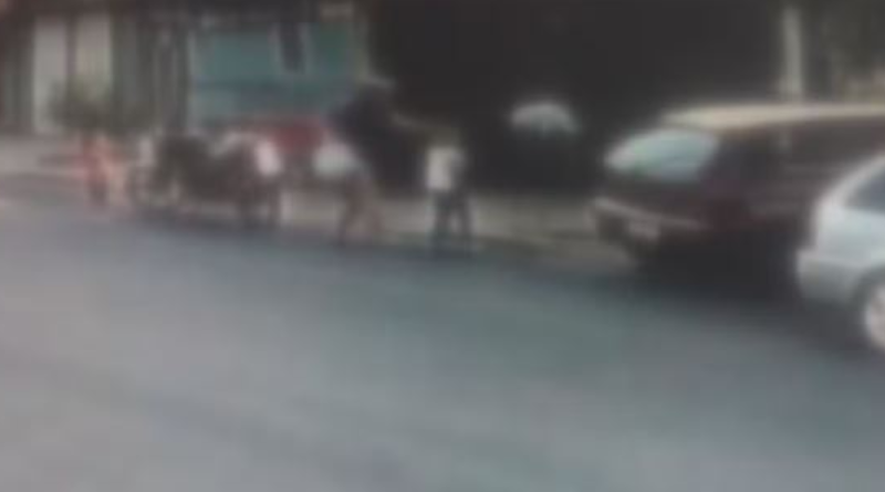 Mãe agride uma das filhas em Matão (SP) — Foto_ Câmeras de segurança