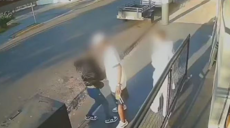 Vídeo mostra momento em que motorista sai do carro e evita estupro de menina de 12 anos2