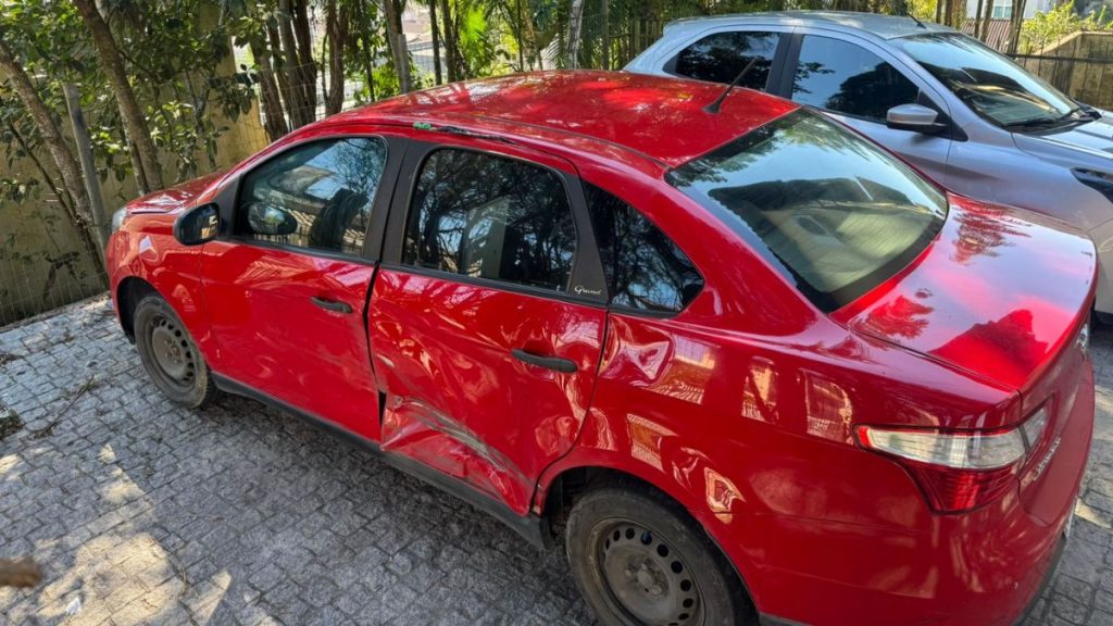 Carro da família na residência (Foto: Beto Lima, CBN Joinville)