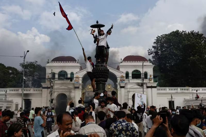 Manifestantes comemoram após invadir com sucesso o complexo governamental Singha Durbar, que contém o gabinete do primeiro-ministro e outros ministérios, durante protestos generalizados contra o governo na capital Catmandu, no Nepal, em 9 de setembro de 2025. — Foto: REUTERS/Navesh Chitrakar