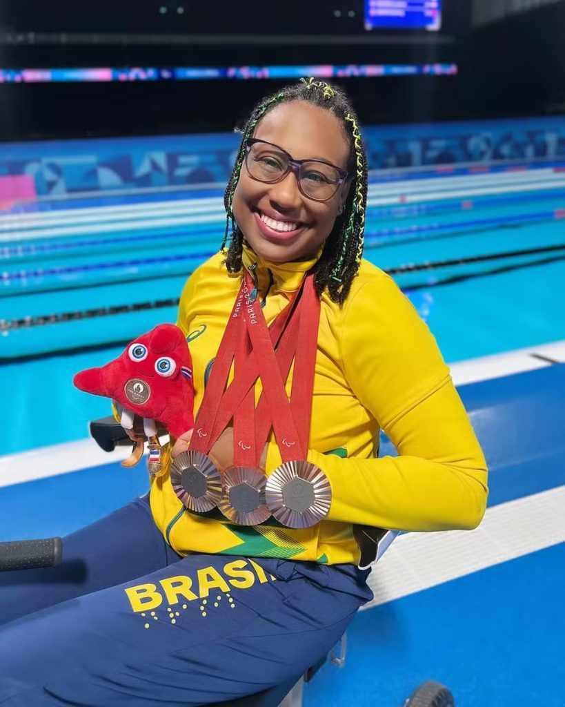 Lídia Cruz mostra medalhas conquistadas nos Jogos de Paris em 2024. — Foto: Reprodução