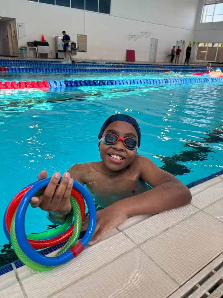 Everton Andrade com as argolas que recolheu na piscina durante a aula. — Foto: Matheus Leite/CBN
