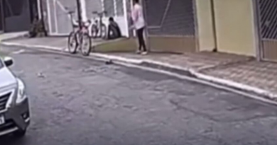 mulher joga agua quente