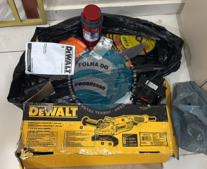 Parte desses materiais havia sido adquirida em comércios locais, o que ajudou os investigadores a rastrear os envolvidos. Entre os itens encontrados estavam uma lixadeira, copos térmicos, água mineral, facão e outros.