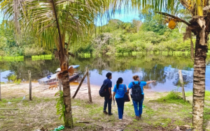Equipe da Aldeias Infantis SOS visita a Comunidade do Abelha (Crédito: Divulgação Aldeias Infantis SOS)