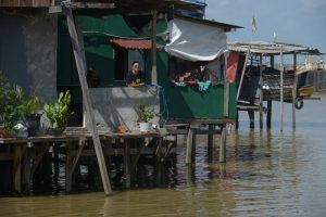 Suane Barreirinha é artista e ativista climática da Vila da Barca. Fotos: Luis Ushirobira/InfoAmazonia