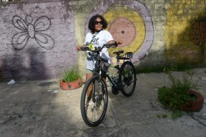 Ruth Costa é cicloativista e luta por acesso à mobilidade urbana com qualidade em Belém. Foto: Luis Ushirobira/InfoAmazonia