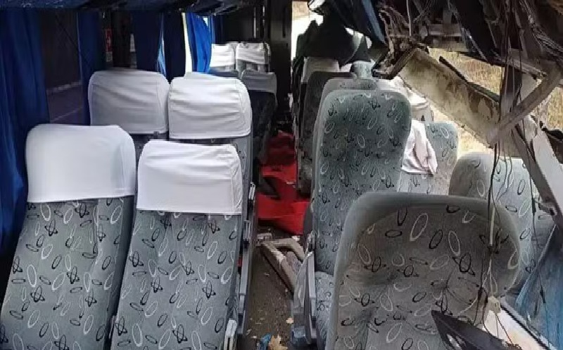 Ônibus envolvido em acidente em que deixou mortos na BR-423, entre Paranatama e Saloá — Foto: Reprodução/WhatsApp 
