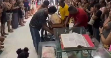 Corpo de menino encontrado em mala é velado sob aplausos e comoção