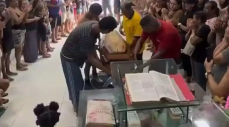 Corpo de menino encontrado em mala é velado sob aplausos e comoção