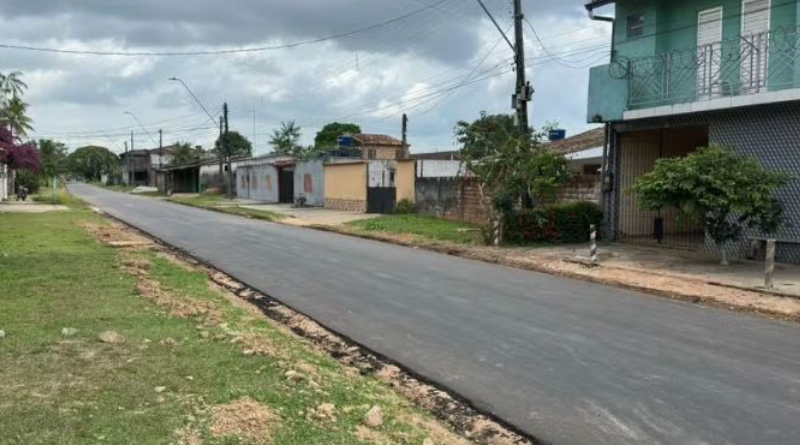 Trecho da rua Variante após o asfalto comprado pelos moradores. — Foto: Arquivo pessoal