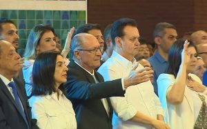 Lu Alckmin, Geraldo Alckmin (PSB) e Gilberto Kassab (PSD) na missa solene no Santuário Nacional de Aparecida — Foto: Carlinhos Brasil/TV Vanguarda