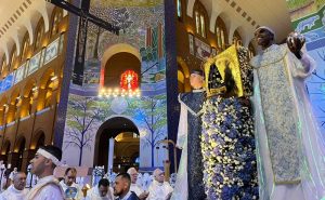 Missa solene no 12 de outubro, em Aparecida — Foto: Leo Nicolini/g1