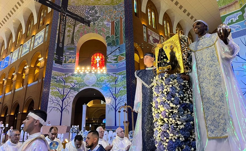 Missa solene no 12 de outubro, em Aparecida — Foto: Leo Nicolini/g1