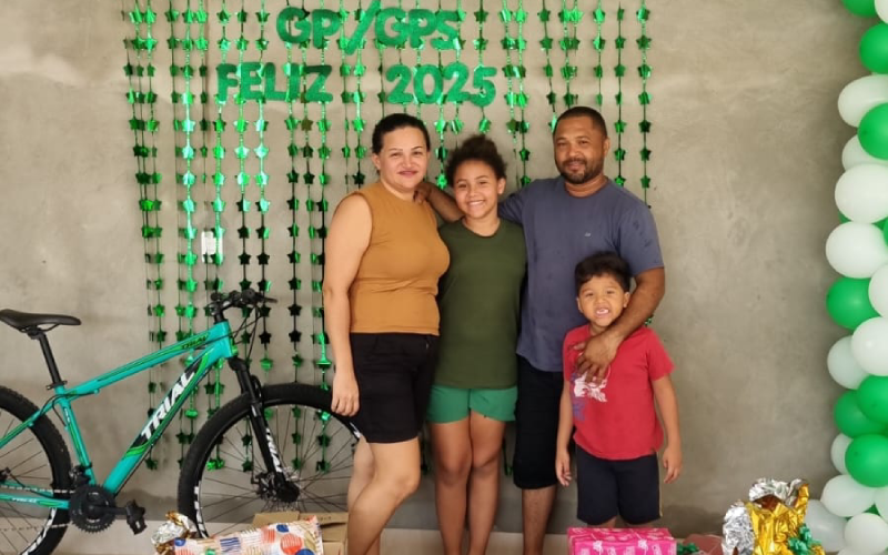 Foto da família envolvida no grave acidente na BR-163, em Novo Progresso (PA). Na imagem, a mãe Patrícia Batista de Oliveira, a filha Paola Batista de Oliveira, de 11 anos, o filho Murilo Batista Oliveira, de 6 anos, e o pai Alaucy Pereira Oliveira. A família é de Sinop (MT).