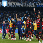Flamengo supera expulsão, segura Racing e está na final da Libertadores
