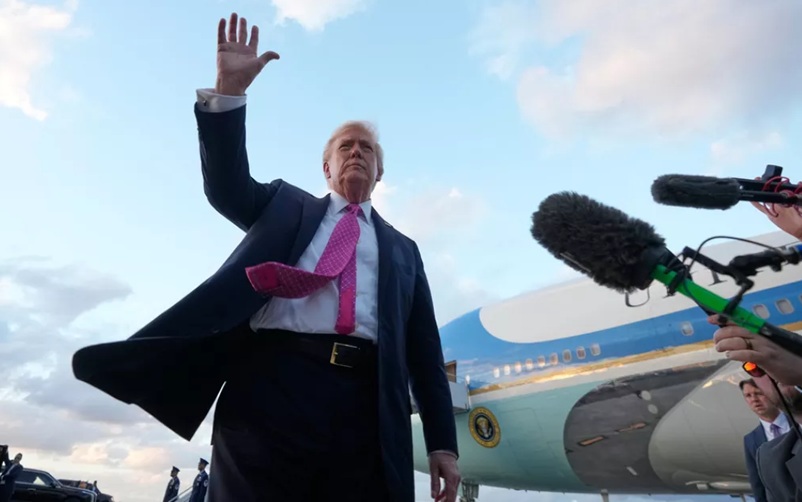 O presidente Donald Trump acena depois de chegar no Air Force One, sexta-feira, 17 de outubro de 2025, no Aeroporto Internacional de Palm Beach, em West Palm Beach, Flórida Mark Schiefelbein/Copyright 2025 The AP. All rights reserved. 